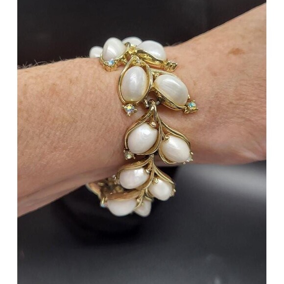 Vintage Lisner Pearl Like Thermoset Bracelet with Faux Pearl Earrings - Picture 5 of 9